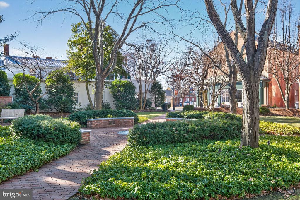 305 BROOKLETTS AVENUE
