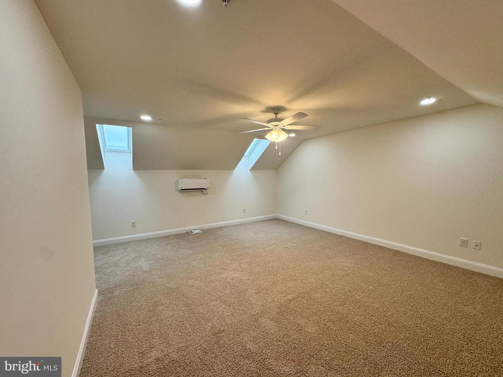 300 DIXON STREET Unit: 204