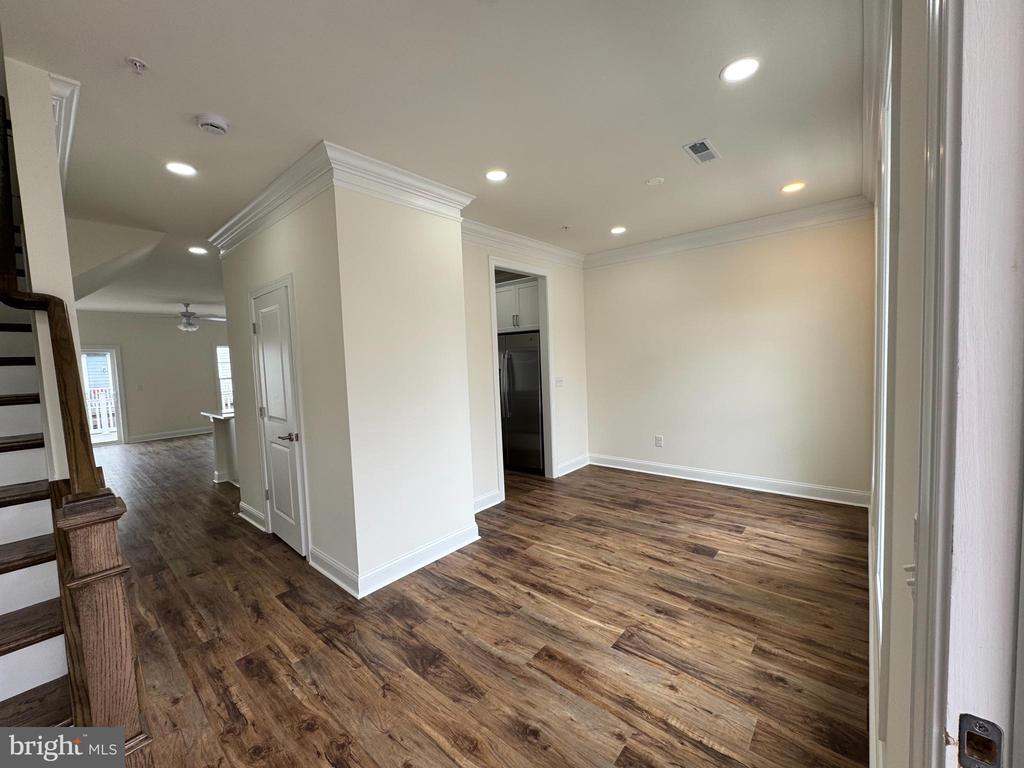 300 DIXON STREET Unit: 204