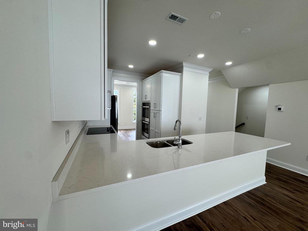 300 DIXON STREET Unit: 204