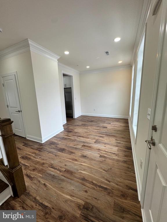 300 DIXON STREET Unit: 204