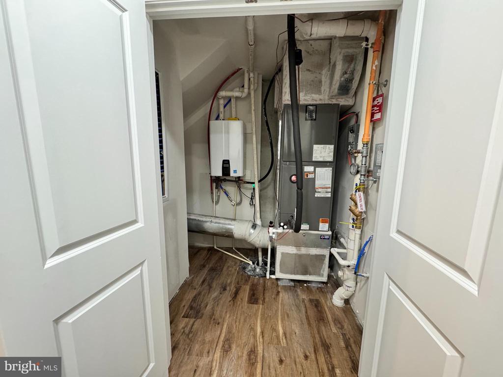300 DIXON STREET Unit: 204