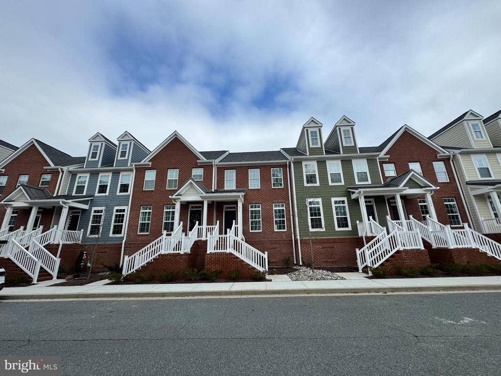 300 DIXON STREET Unit: 204