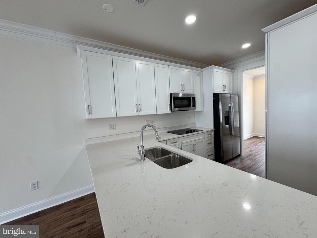 300 DIXON STREET Unit: 204