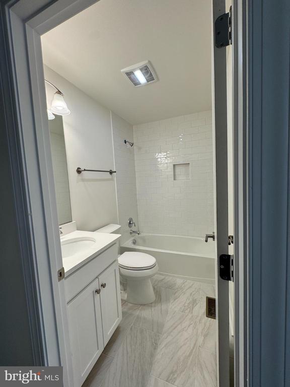 300 DIXON STREET Unit: 204