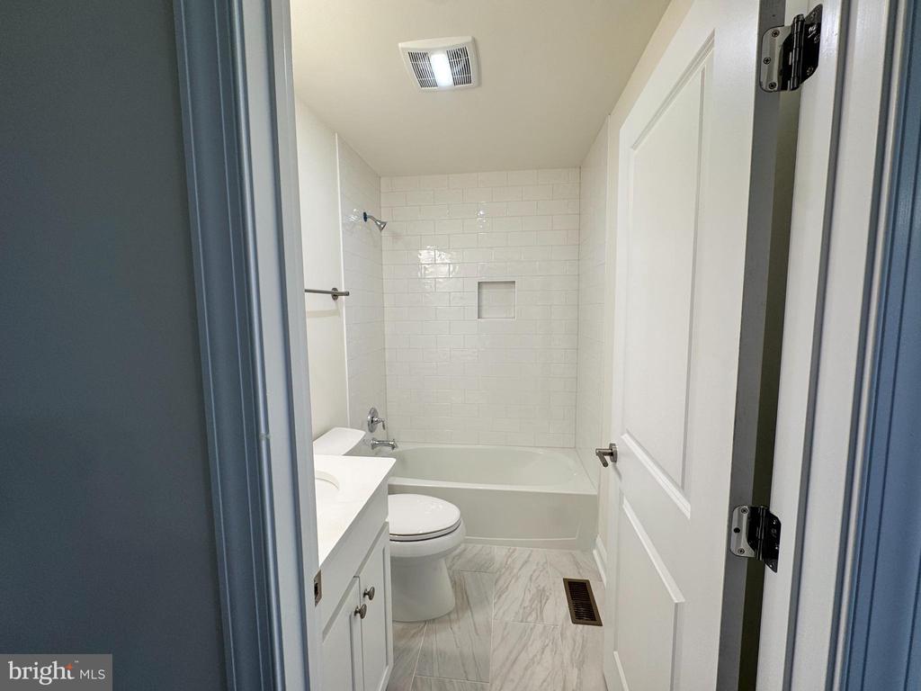 300 DIXON STREET Unit: 204