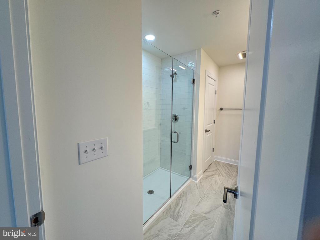 300 DIXON STREET Unit: 204