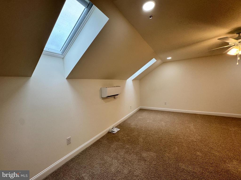 300 DIXON STREET Unit: 204