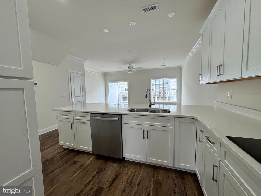 300 DIXON STREET Unit: 204