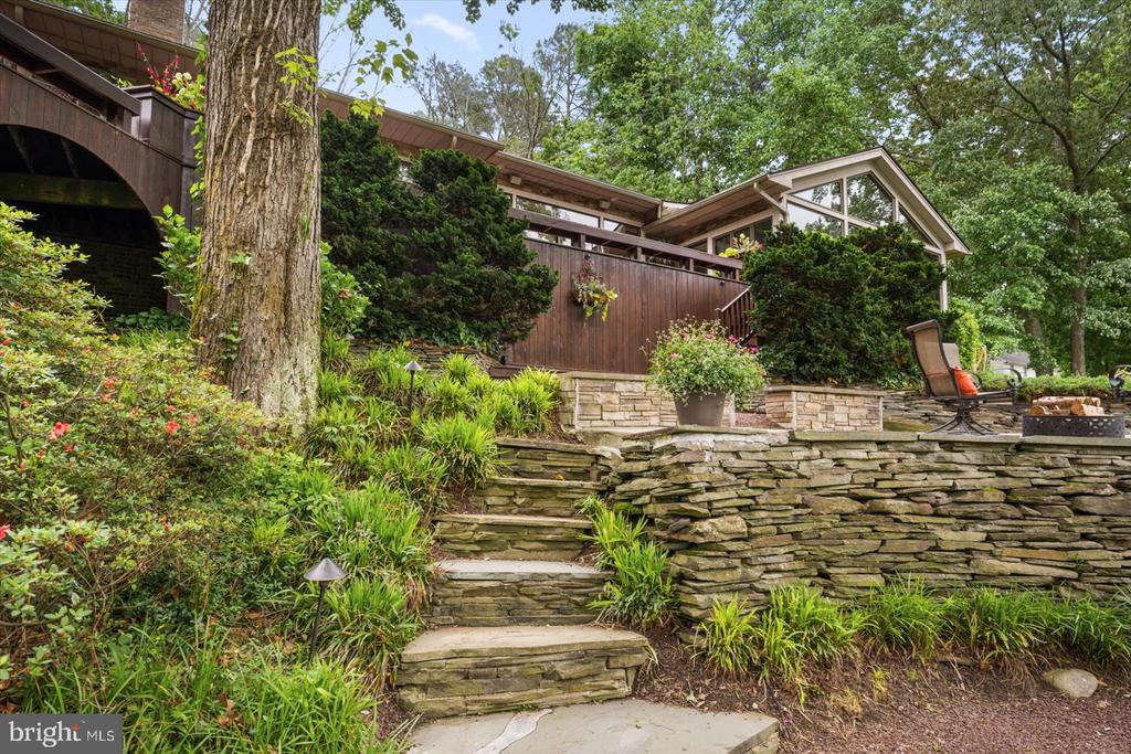 5694 N NITHSDALE DRIVE