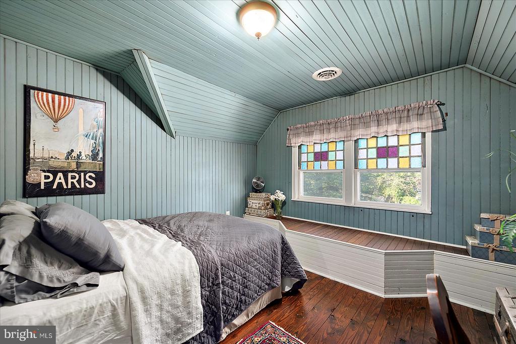 302 MIDDLE BOULEVARD