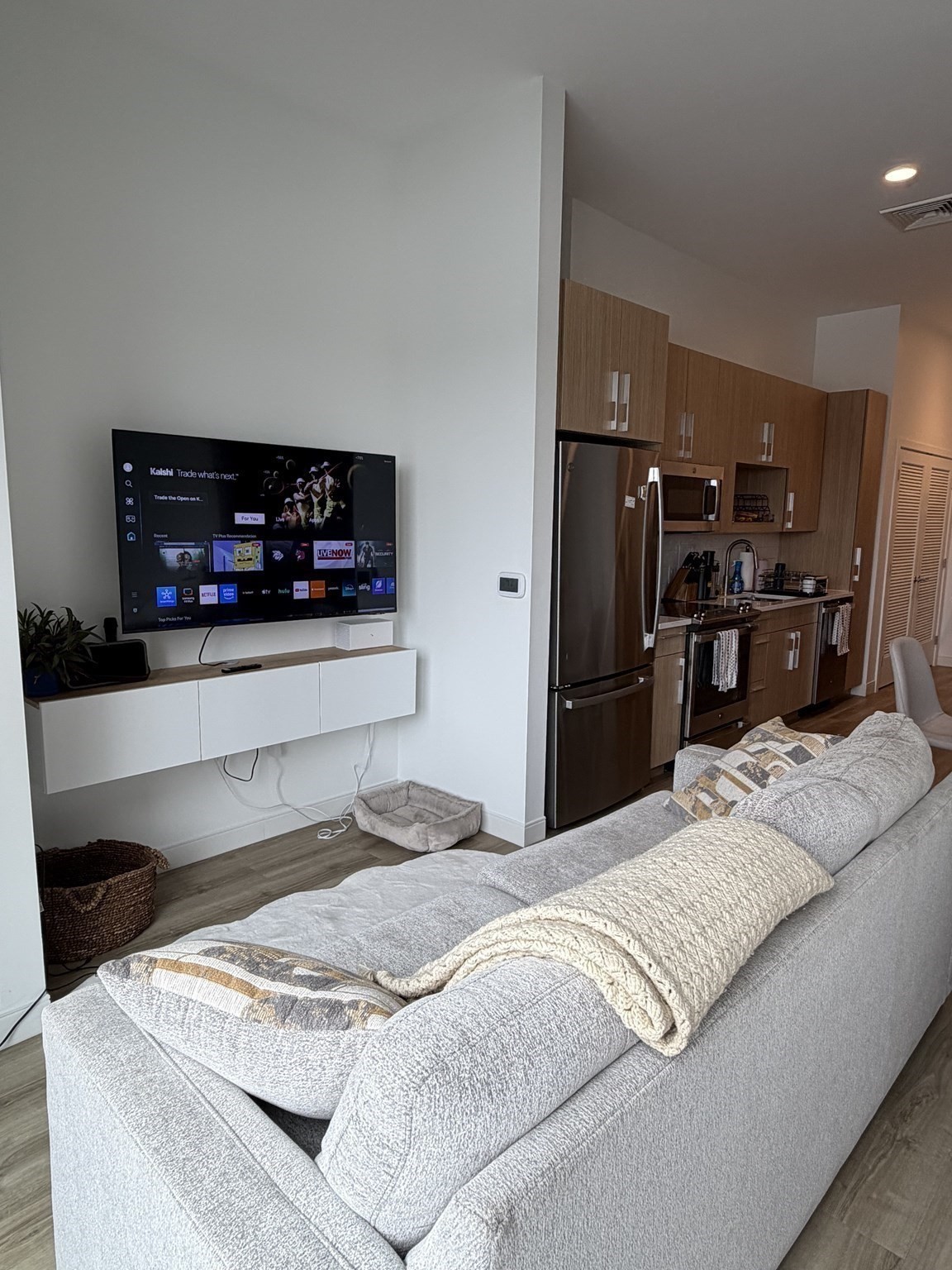 301 Guest St # 304
