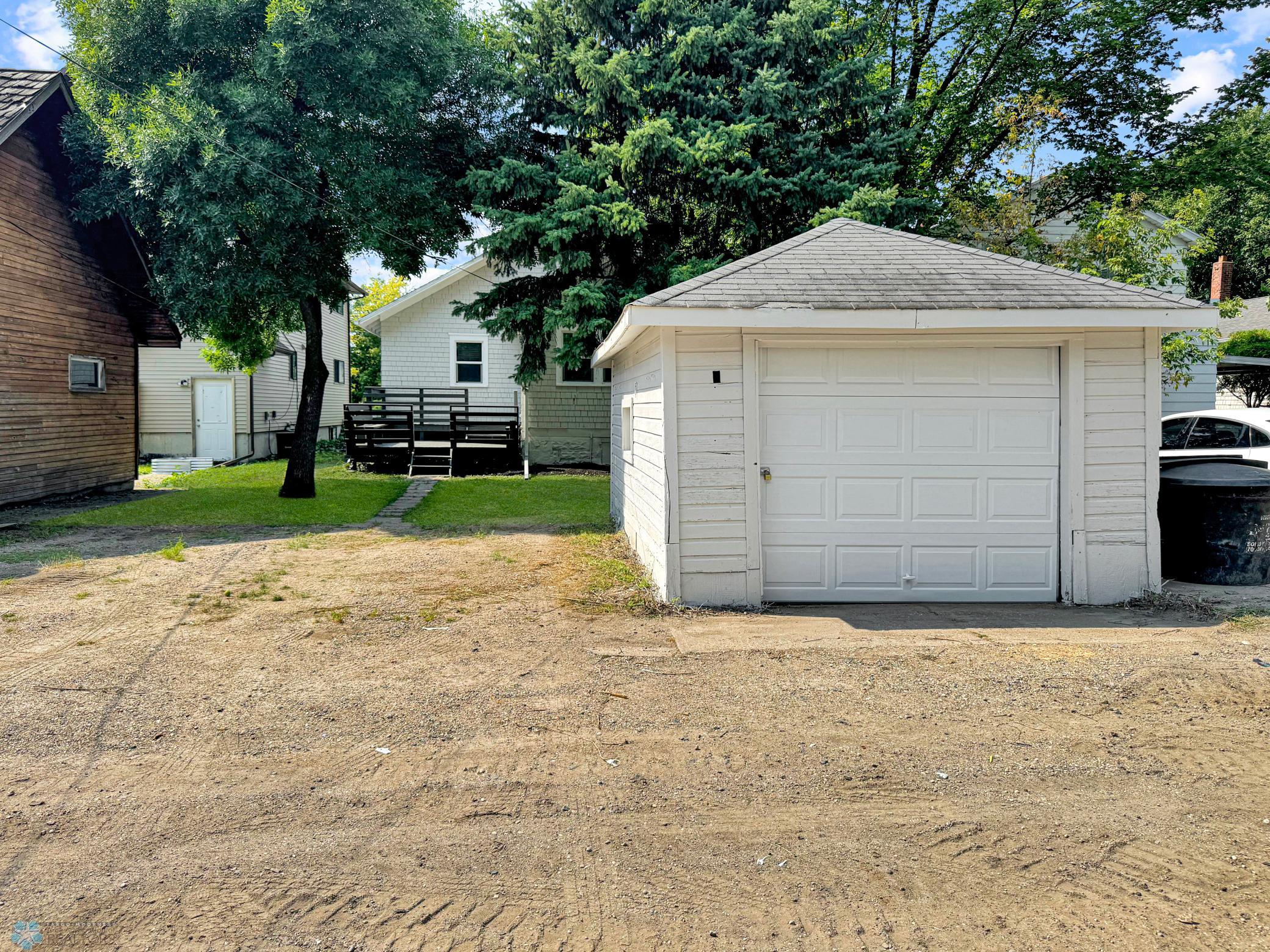 905 University Drive N