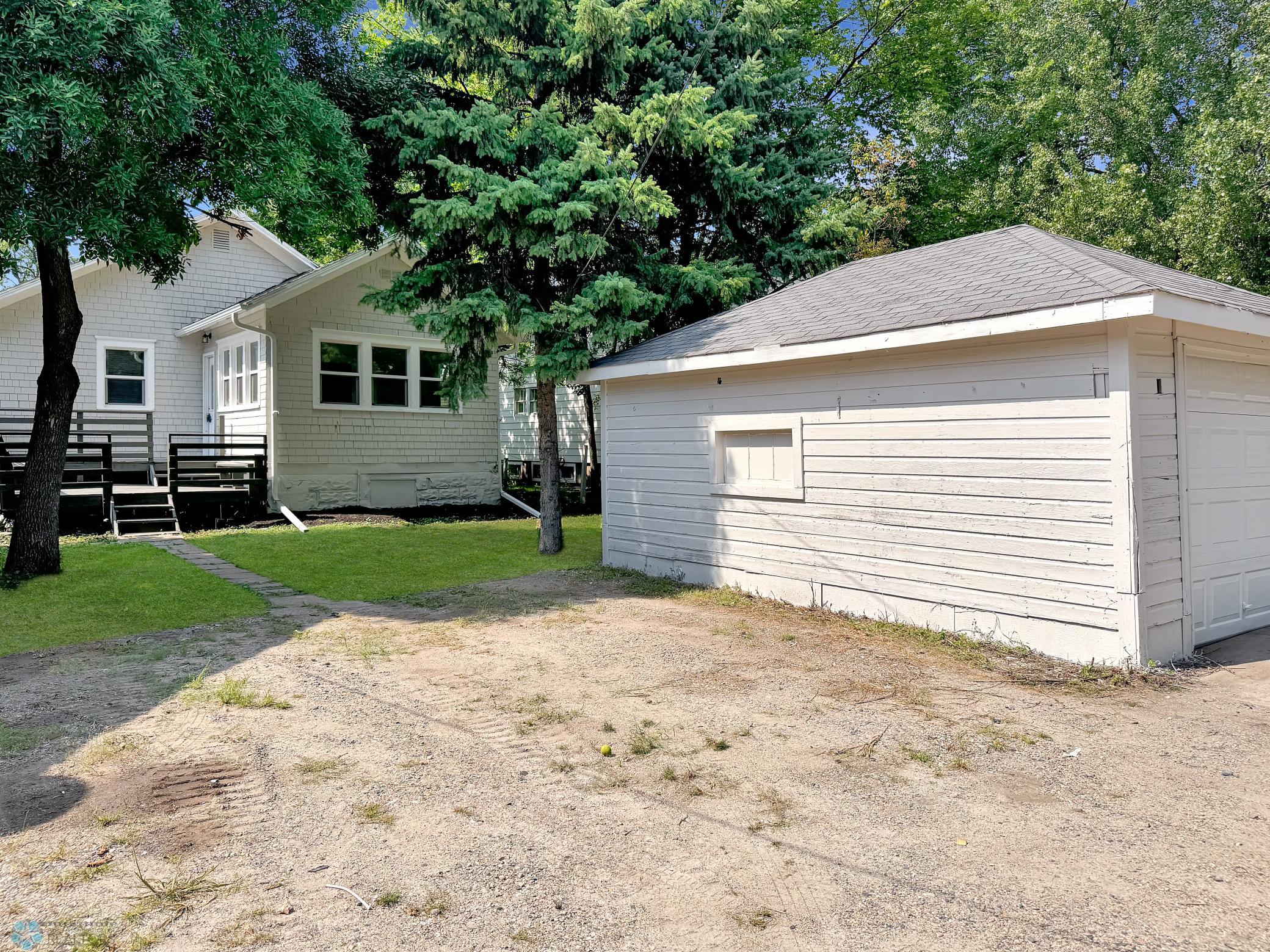 905 University Drive N