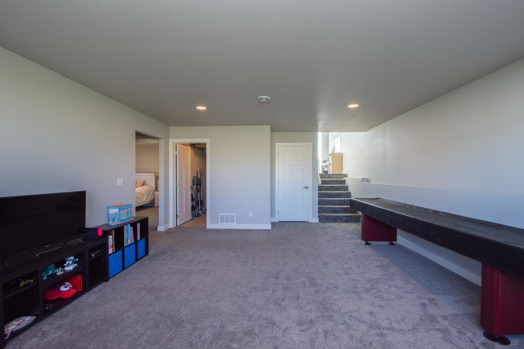 1050 Albert Drive W