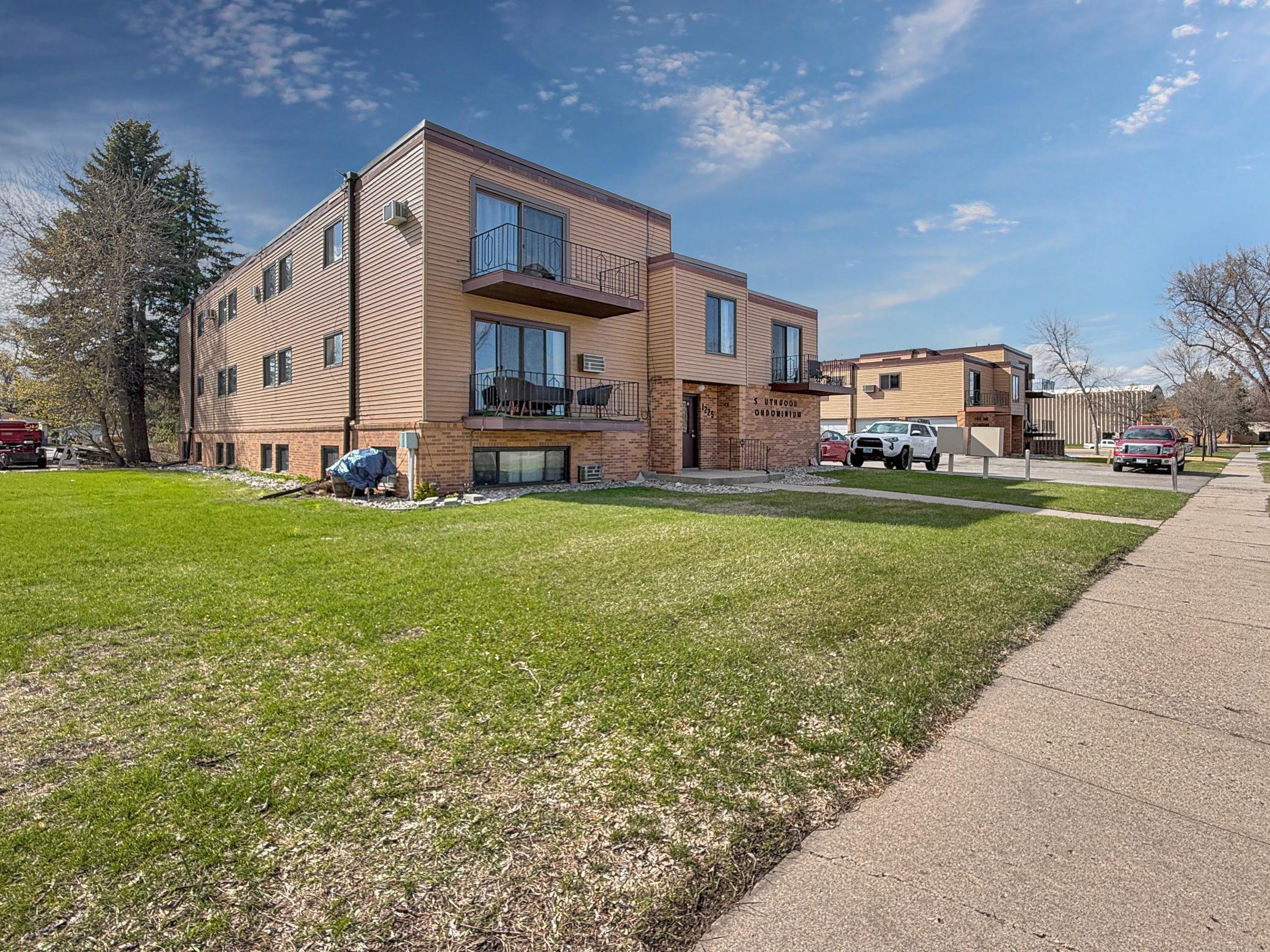 1225 7th Street S Unit: 4