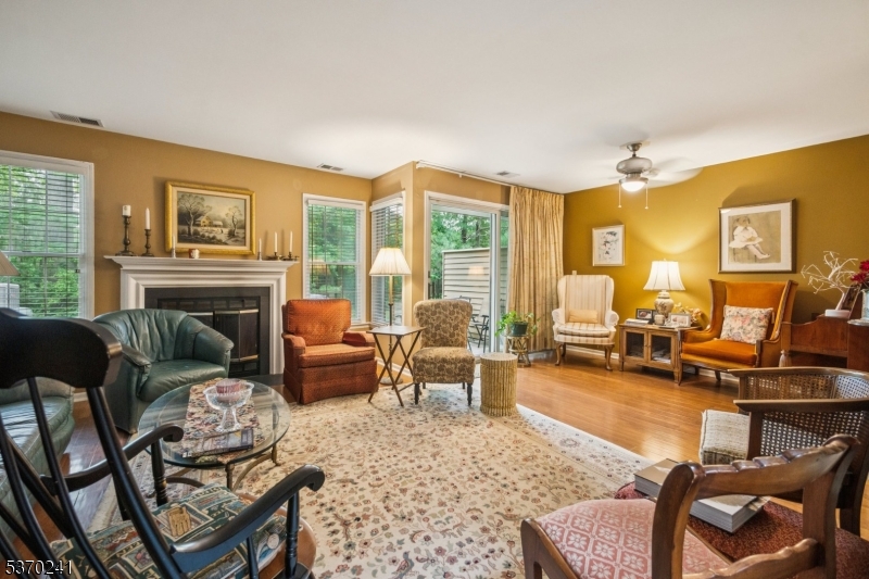 48 Eton Ct