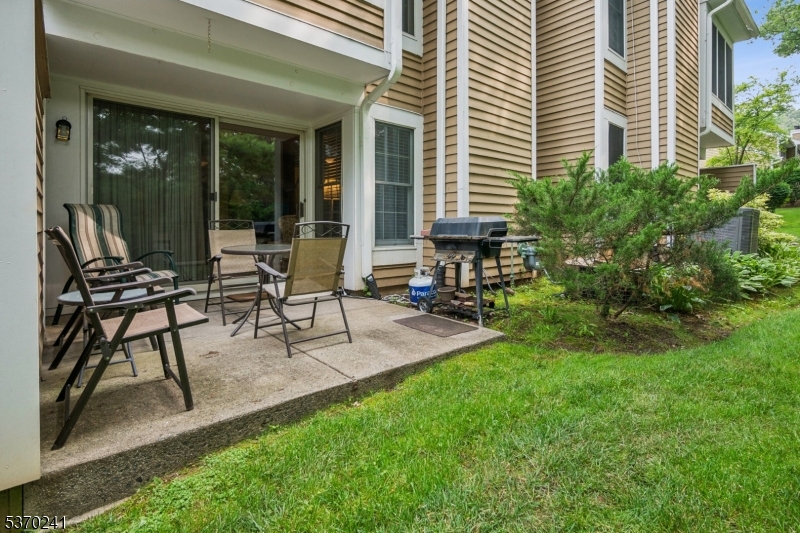 48 Eton Ct