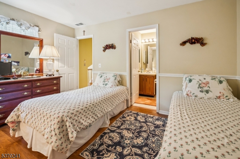 48 Eton Ct