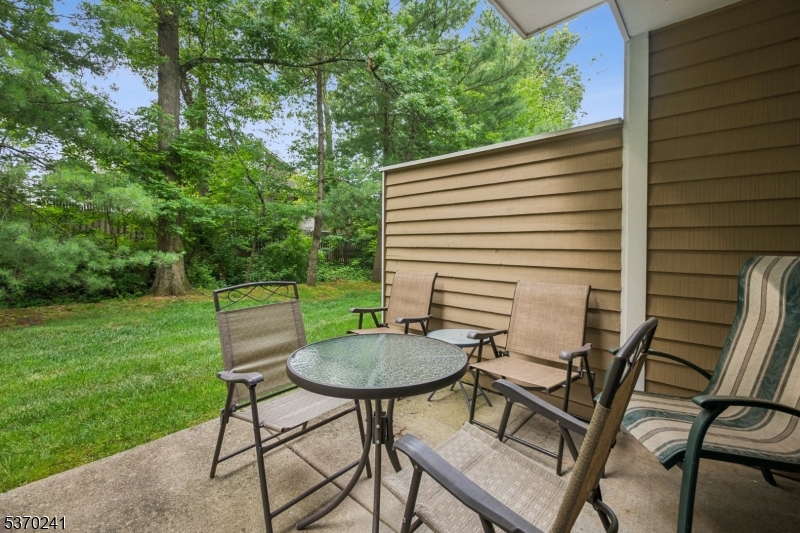 48 Eton Ct