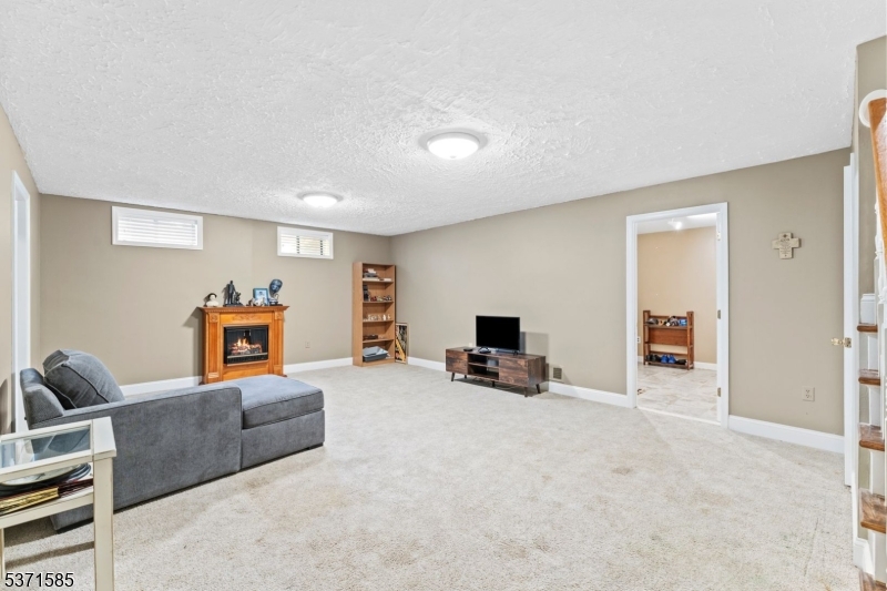 6 Lynn Ct
