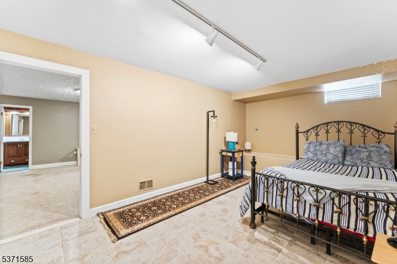 6 Lynn Ct
