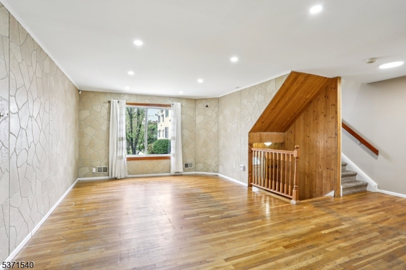 306 Holly Dr