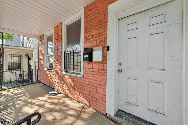297 W Runyon St