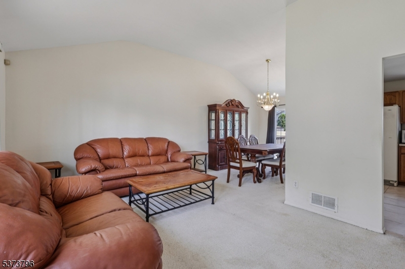 17 Aberdeen Ave