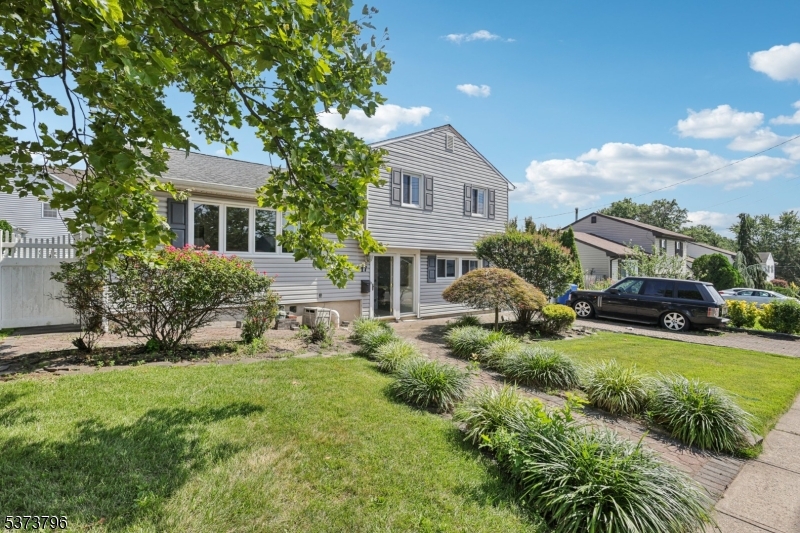 17 Aberdeen Ave