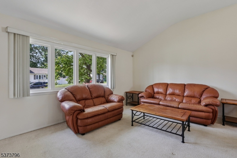 17 Aberdeen Ave