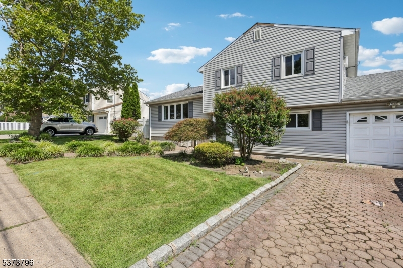 17 Aberdeen Ave