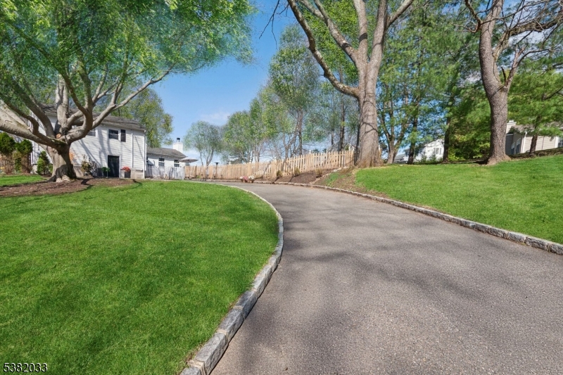 11 Circle Rd