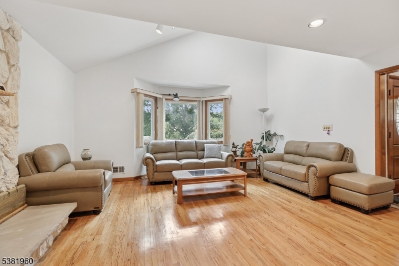 7 Canyon Woods Ct