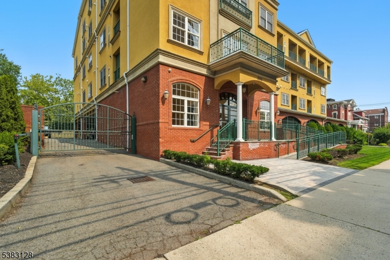 201-211 W Jersey St 205