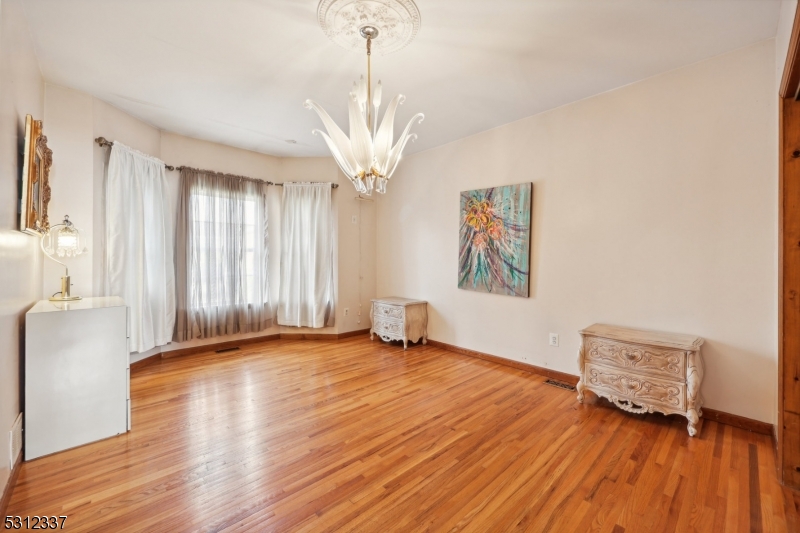 937 Roosevelt Ave