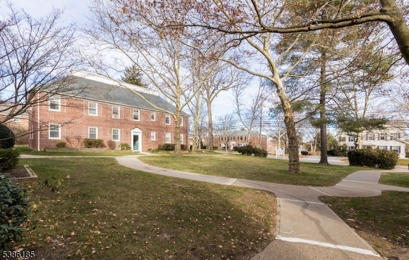 495 Main St E5