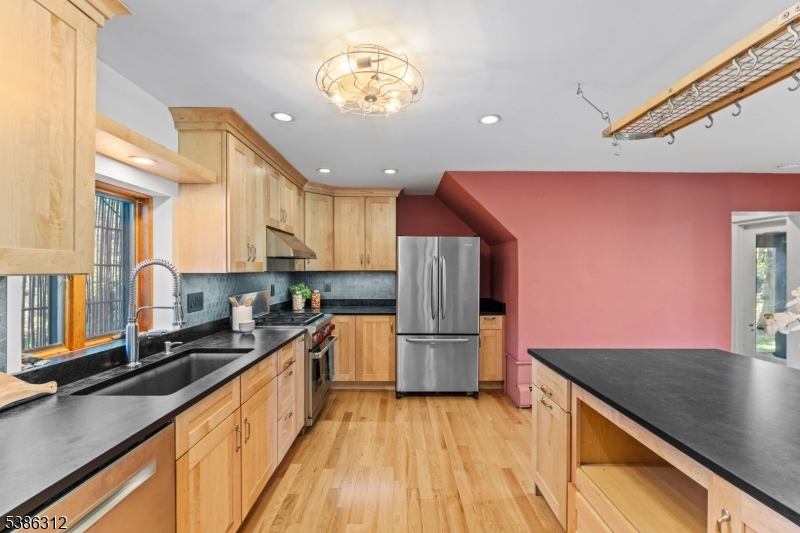 16 Lynn Dr