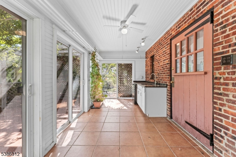 16 Lynn Dr
