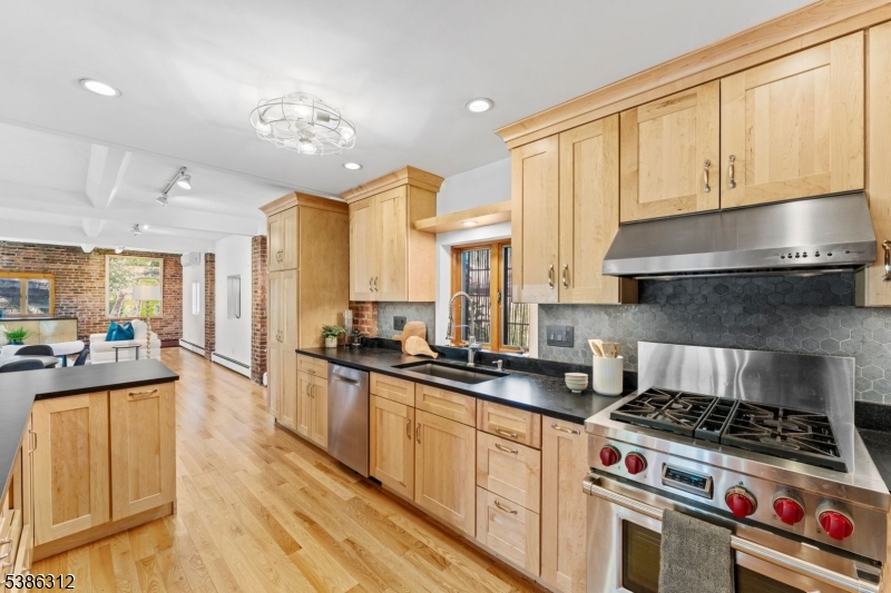 16 Lynn Dr