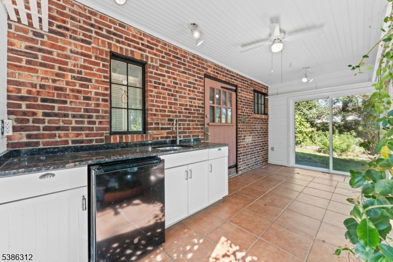 16 Lynn Dr