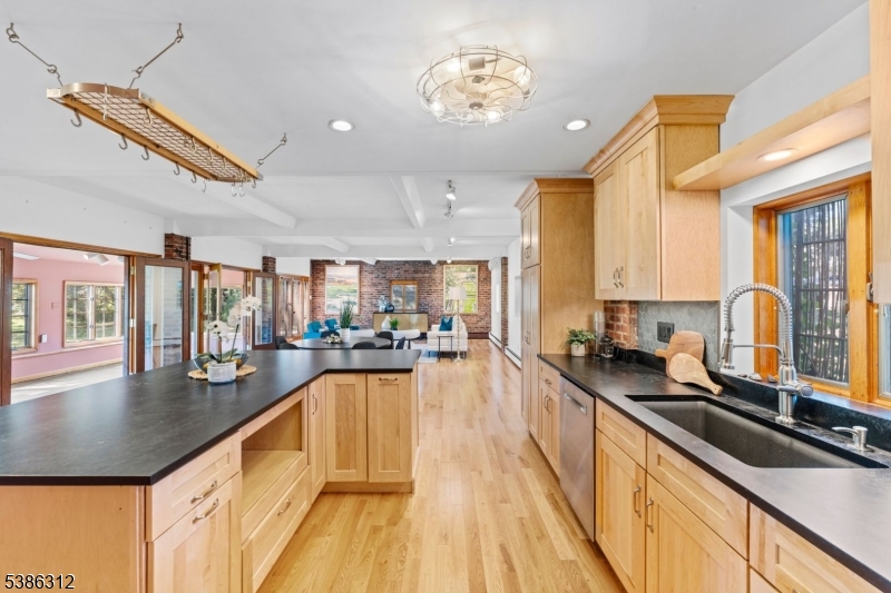 16 Lynn Dr