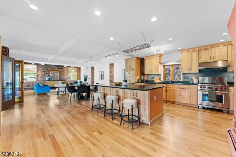 16 Lynn Dr
