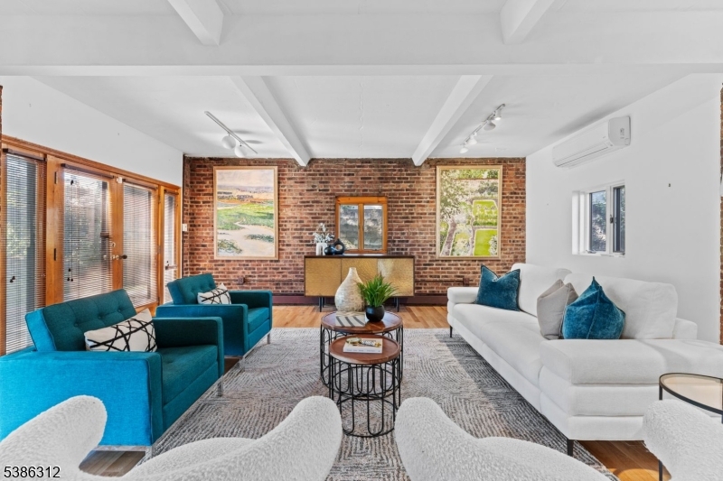 16 Lynn Dr