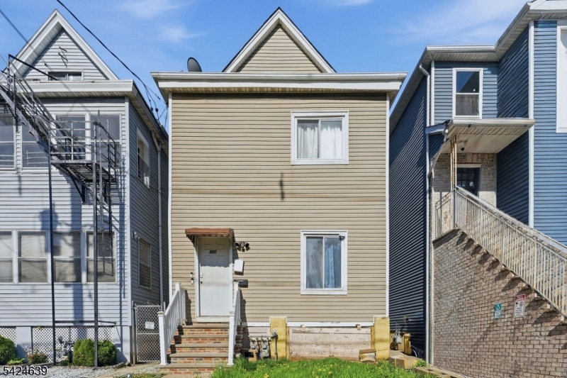 521 Maple Ave