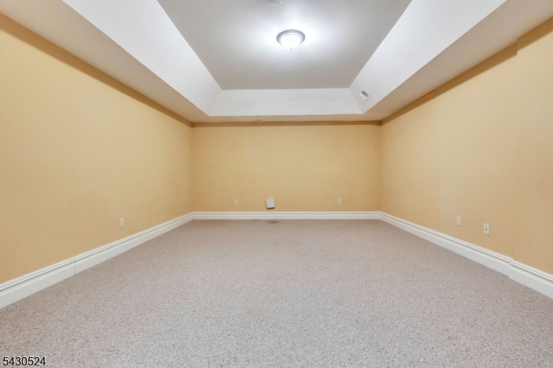 37 Robbins Rd