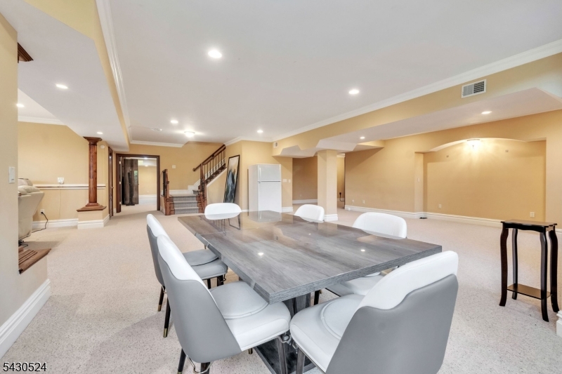 37 Robbins Rd