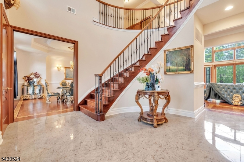 37 Robbins Rd
