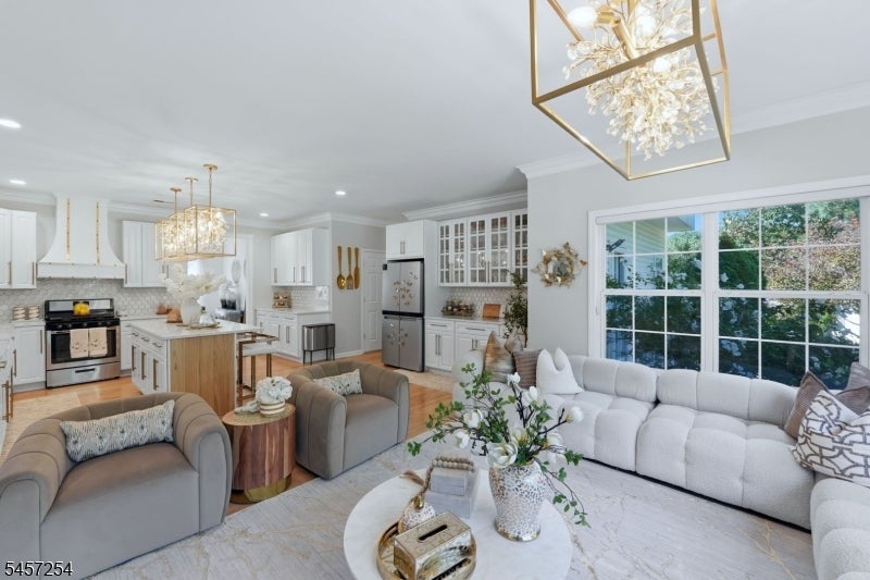 2 Butternut Ln