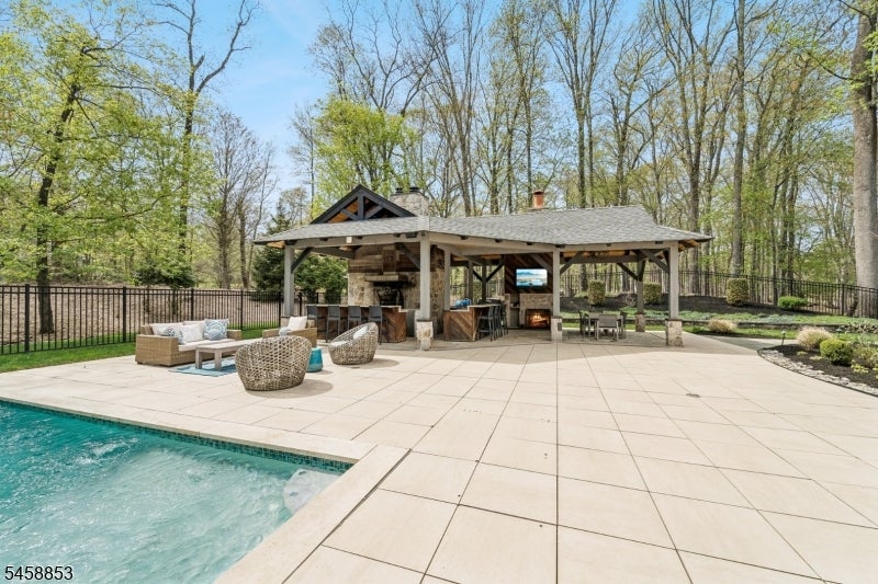 20 Pheasant Ln